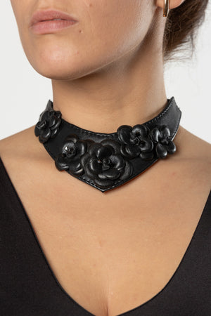 Open image in slideshow, Leather flower necklace
