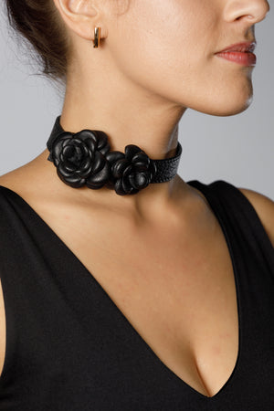 Open image in slideshow, LEATHER CHOKER WITH FLOWERS
